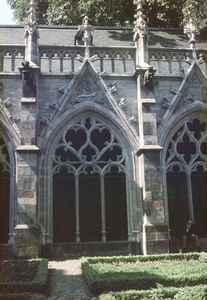 831272 Gezicht op de zestiende travee van de kruisgang van de Domkerk (Domplein) te Utrecht, met in de wimberg de ...